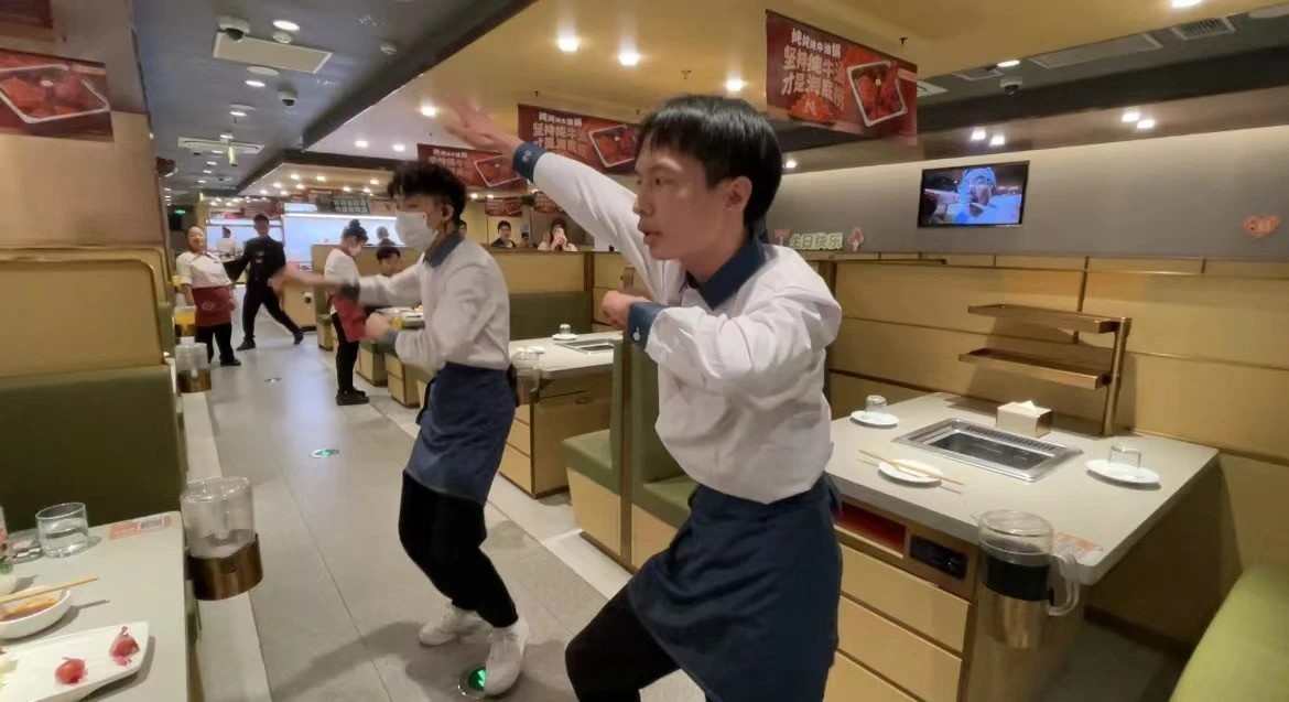 “科目三”熱搜下的海底撈小哥們：發鞋發錢 合理調休