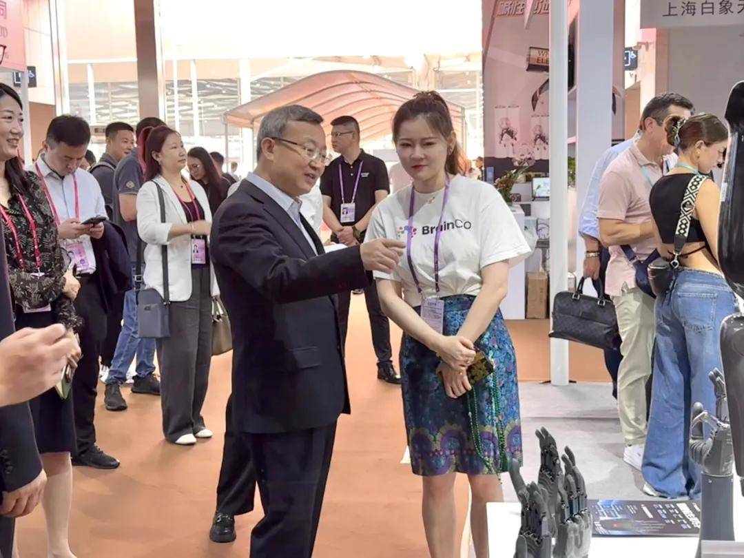 王受文調研BrainCo強腦科技廣交會展位 