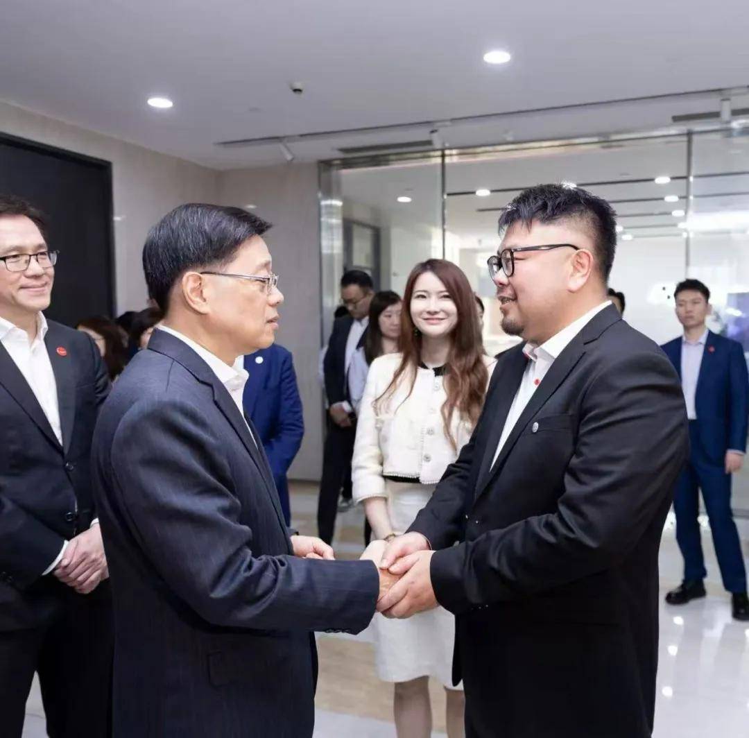 香港特區行政長官李家超率團訪問浙江，蒞臨強腦科技考察調研 